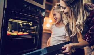 Clevere Tipps zum Stromsparen beim Kochen und Backen
