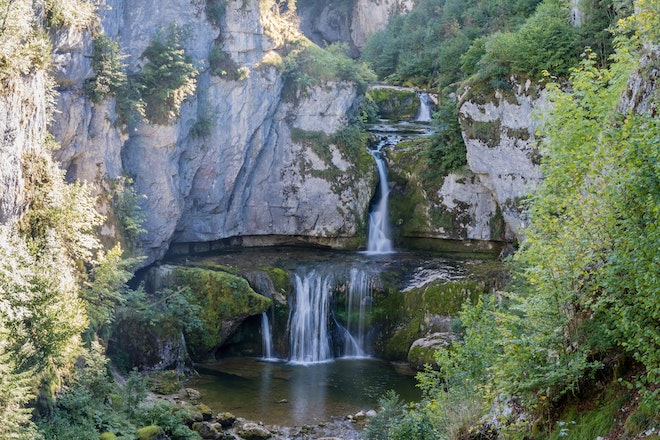Biotop, kleine Wasserfälle umgeben von Natur