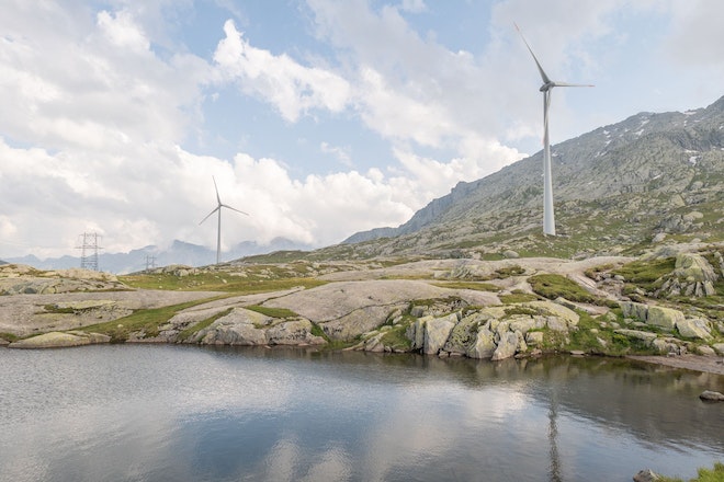 Windkrafträder in den Schweizer Bergen
