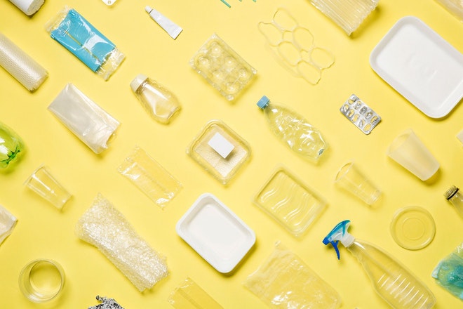 Verschiedene Plastikverpackungen vor gelbem Hintergrund