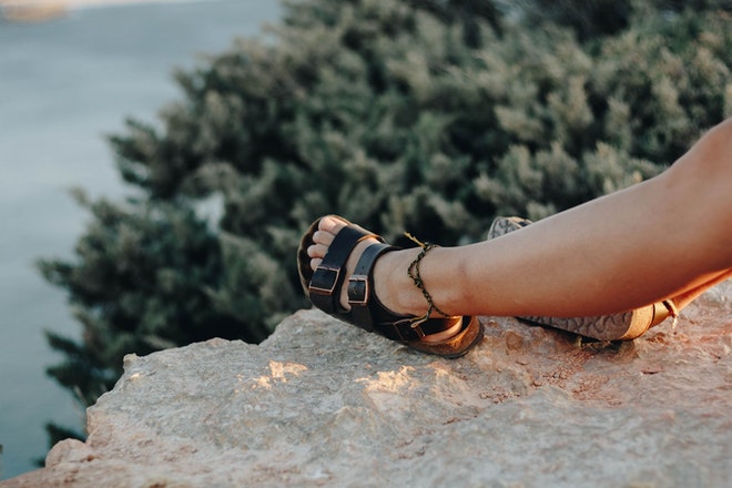 Sandalen, Flip Flops & Co.: Bei diesen 9 Labels findest du nachhaltige Alternativen.