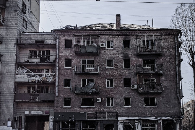 EIn zerstörtes Haus in der Ukraine, das kaum noch Fenster hat