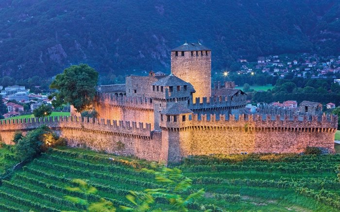 Drei Burgen und die Mauer des Schlosses in Bellinzona gehören zum Welterbe