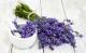 Trockene Haut pflegen mit Lavendelöl dem Badewasser zugesetzt