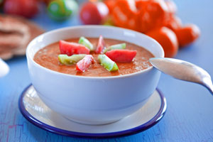 Sommerliche Suppen: 8 einfache Rezepte mit saisonalen Zutaten