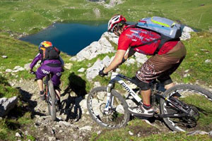 Rasant den Berg hinab: Coole Bikeparks in der Schweiz