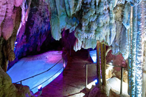 Jetzt die spektakulärsten Höhlen der Schweiz erkunden!