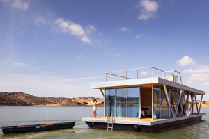 Nachhaltig wohnen auf dem Wasser im stylischen Hausboot