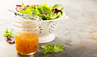Würzig, mild oder rassig? Schnelle Rezepte für Salatdressing mit Pfiff