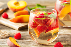 Lassen Sie es prickeln! 6 Rezepte für fruchtig-frische Sommerbowlen