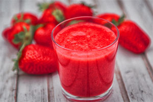 Endlich Erdbeerzeit: 4 Smoothie-Rezepte mit den Vitaminbomben