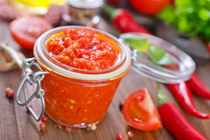 Aus frischen Tomaten: Ketchup selber machen mit wenig Zucker