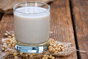 Sojamilch vs. Kuhmilch: Wie gut der Milchersatz wirklich ist