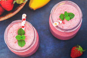 Diese 4 Erdbeer-Smoothies bringen den Sommer ins Glas!