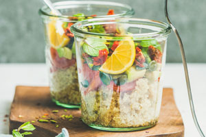 Drei schnelle Rezepte für gesunde Salate «to go» im Glas