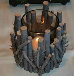 Kerzenhalter aus Naturmaterialien basteln: Windlicht mit kleinen Ästen