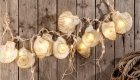 Schick und sommerlich: Tolle Lichterketten basteln für den Garten