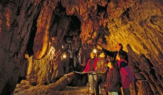 Wundersame Naturwerke: Die Tropfsteinhöhlen der Schweiz entdecken