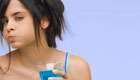 Mundspülung und Mundwasser: Wunderwaffe oder Etikettenschwindel?