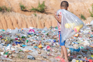 Wie die Plastic Bank Plastikabfall zu Essen und Storm macht
