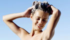 Glänzend gepflegte Haare: Shampoos im Ökotest