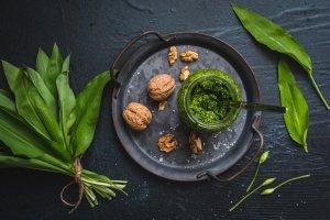 Bärlauchpesto vegan: Einfaches Rezept mit Baumnüssen