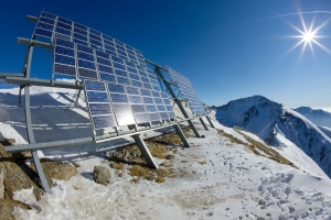 Alpen-Solaranlagen im Winter bis zu viermal effizienter