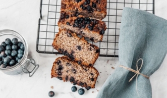 So backst du den fluffigen Blueberry Loaf Cake aus Lola’s vegan Kitchen
