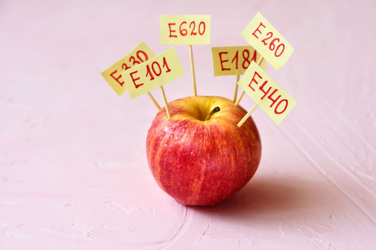 Apfel mit E-Nummern-Faehnchen 