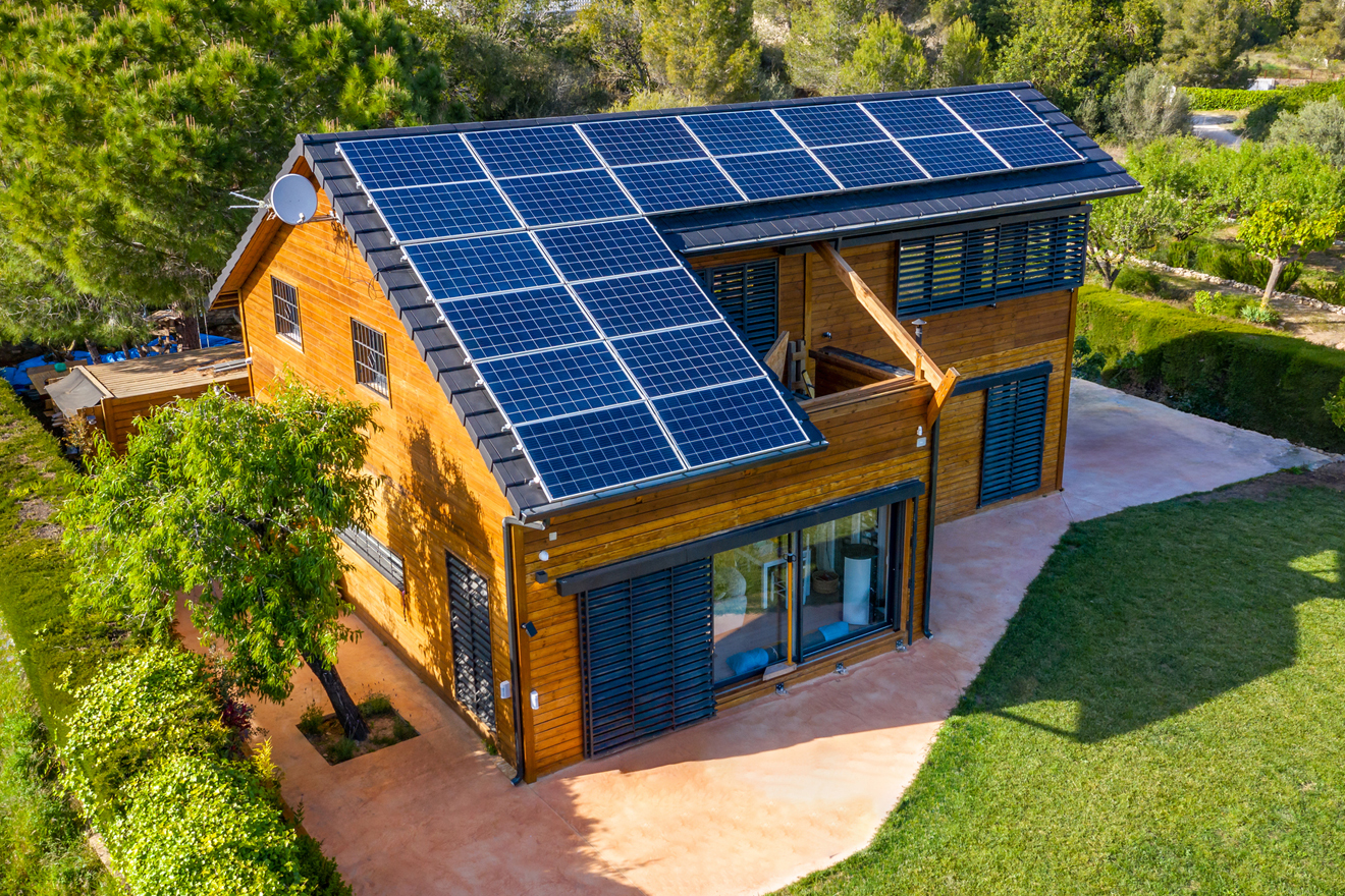 Ein Einfamilienhaus mit Photovoltaikanlagen auf dem Dach