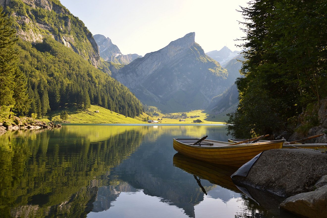Ruderboote liegen am Ufer eines wunderschönen Sees in den Bergen
