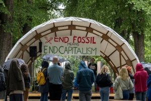 Aktivistengruppe End Fossil Basel campiert vor der Uni Basel