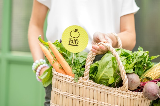 Person hält Korb mit Bio-Gemüse in den Händen