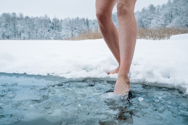 Beine steigen in mit Eis bedeckten See