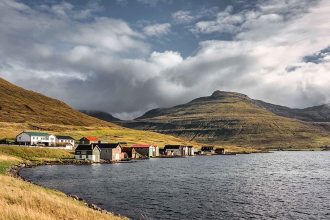 Blick auf eine kleine Siedlung auf den Färöer-Inseln