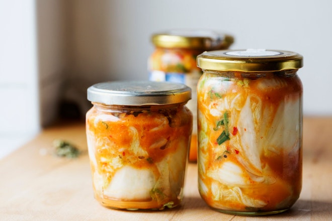Drei Schraubgläser mit selbstgemachtem Kimchi
