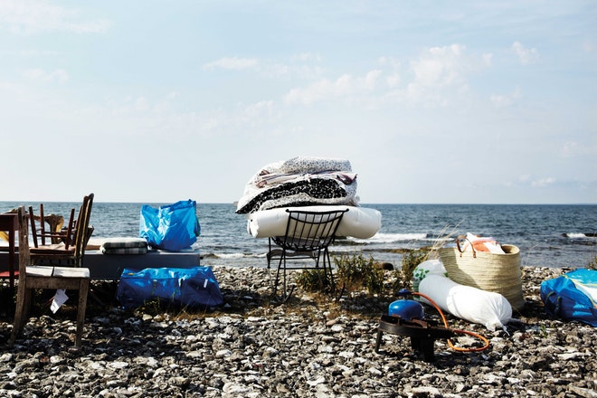 Einige Möbel und IKEA-Tüten an einem Strand