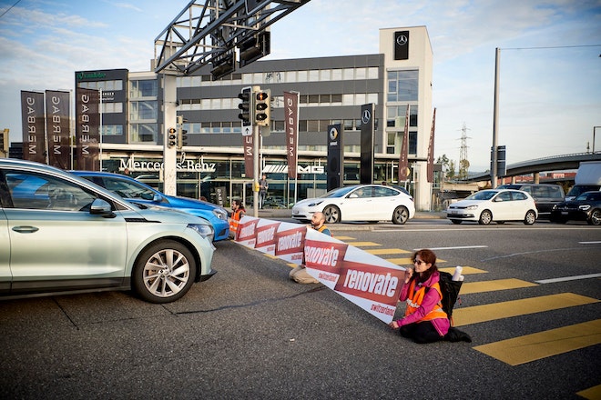 Klimaaktivistinnen und -aktivisten blockieren in Bern die Strasse