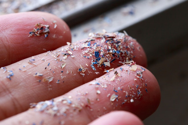 Mikroplastik Nahaufnahme auf einer menschlichen Hand