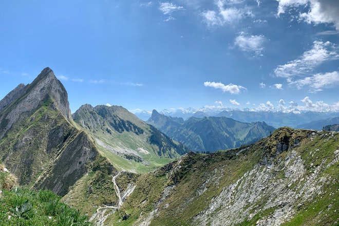 Blick über die Alpen im Naturpark Gantrisch