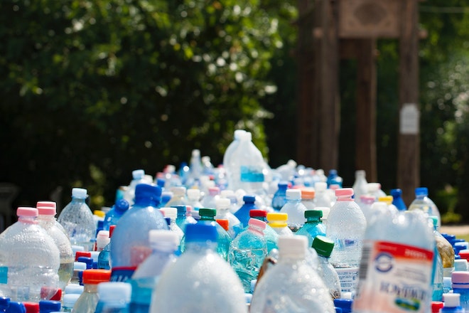 Einige Plastikflaschen in der Umwelt