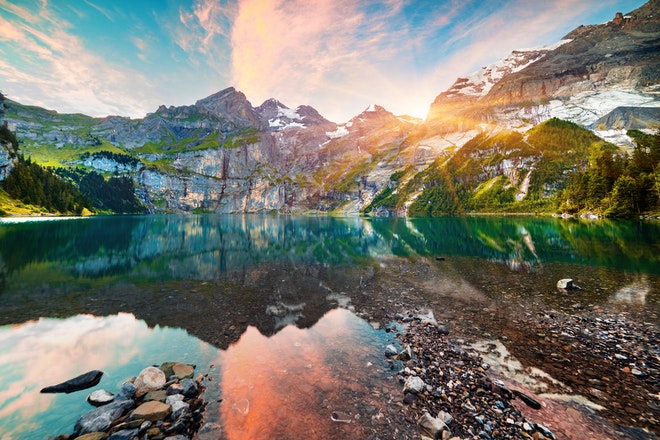 Blick auf den Oeschinensee im Sommer, Sonnenaufgang