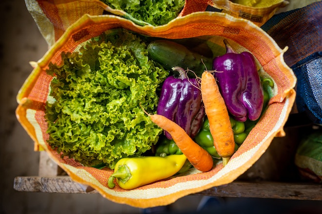 Eine Tasche voll mit verschiedenem Gemüse