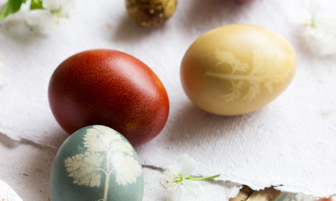 Eier natürlich färben mit Zwiebelschalen & Co.