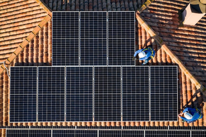 Photovoltaikanlage wird auf einem Dach montiert