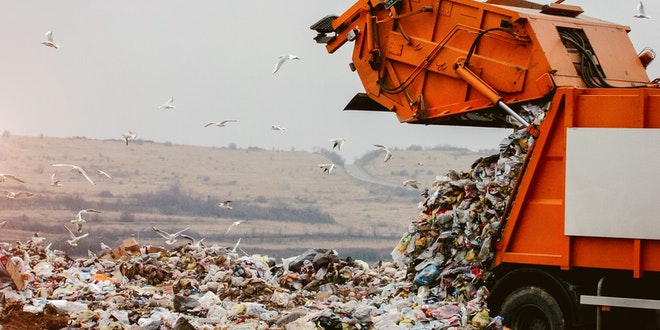 Plastik wird auf eine Mülldeponie geleert