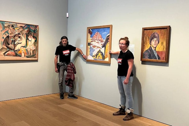Zwei Sympatisanten von Renovate Switzerland kleben an einem Gemälde im Museum