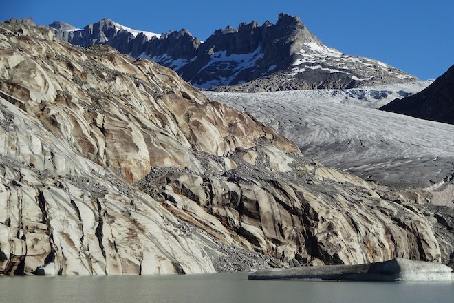 Der See vor dem Rhonegletscher (VS) wird jedes Jahr grösser und immer mehr Fels wird sichtbar. Schon in der zweiten Juni-Hälfte ist die Gletscherzunge komplett schneefrei.