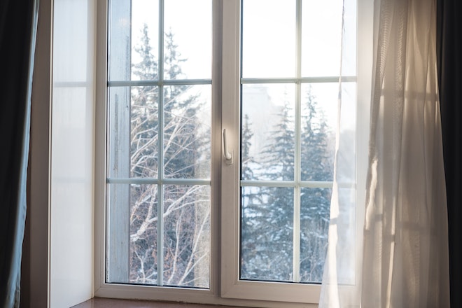 Ein gekipptes Fenster im Winter
