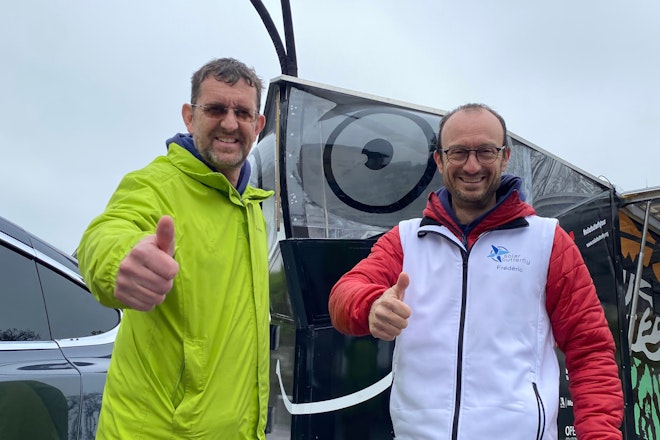 Louis Palmer und einer seiner Teamkollegen Frederic Michaud posieren vor dem SolarButterfly